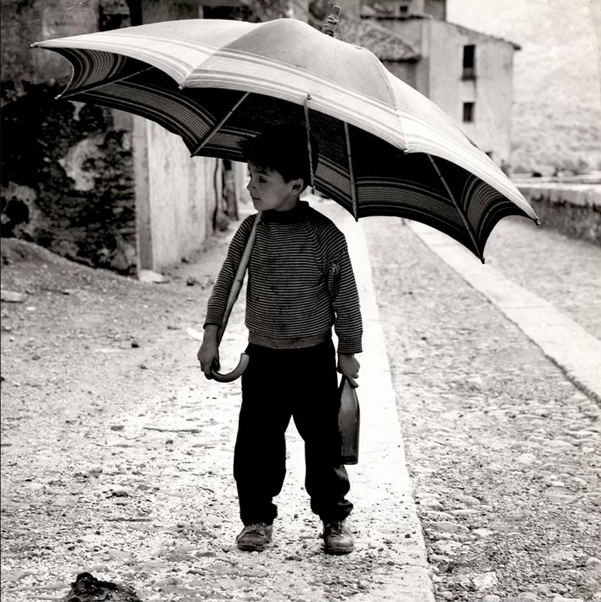 Little boy going to the tavern for his Father's wine (Маленький мальчик идет в таверну за вином для своего отца), 1974