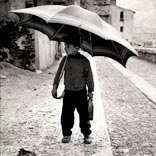 Маленький мальчик идет в таверну