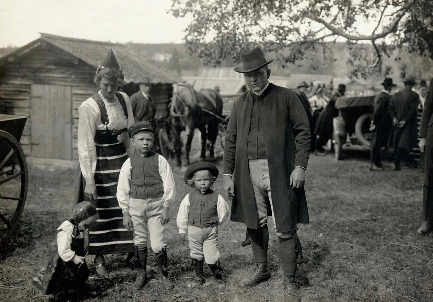 En familj i folkdräkt (Семья в национальных костюмах)