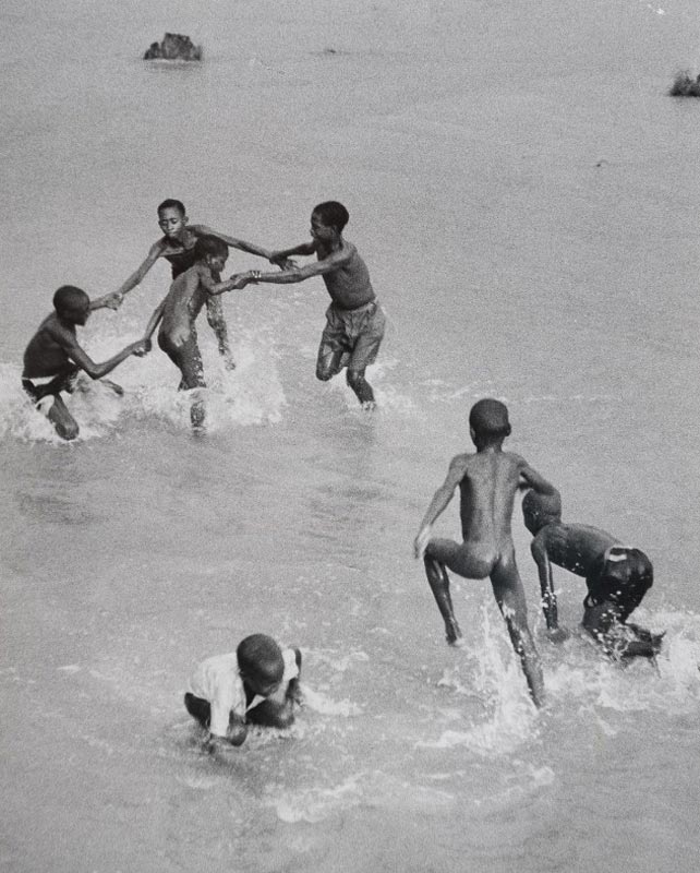 Children playing in water (Дети, играющие в воде), 1960