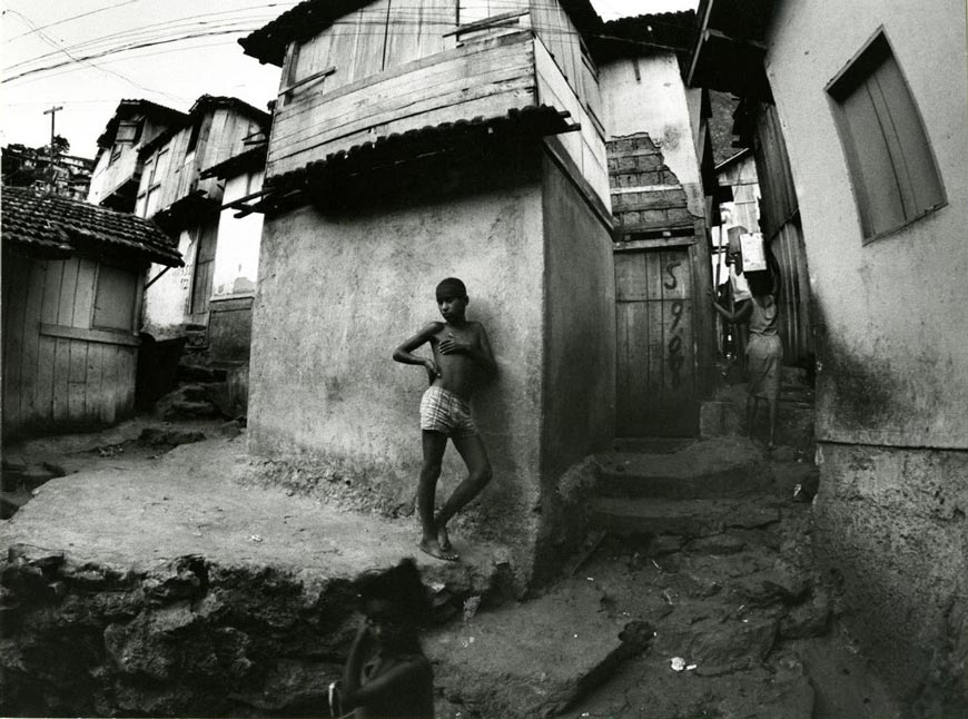 Boy standing in a favela (Стоящий мальчик в фавеле), 1970