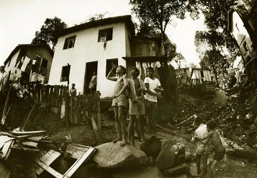 Three boys standing on a rock in the favela (Три мальчика на скале в фавеле), 1970