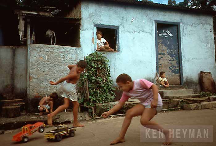 Children playing in a favella (Дети, играющие в фавелле)