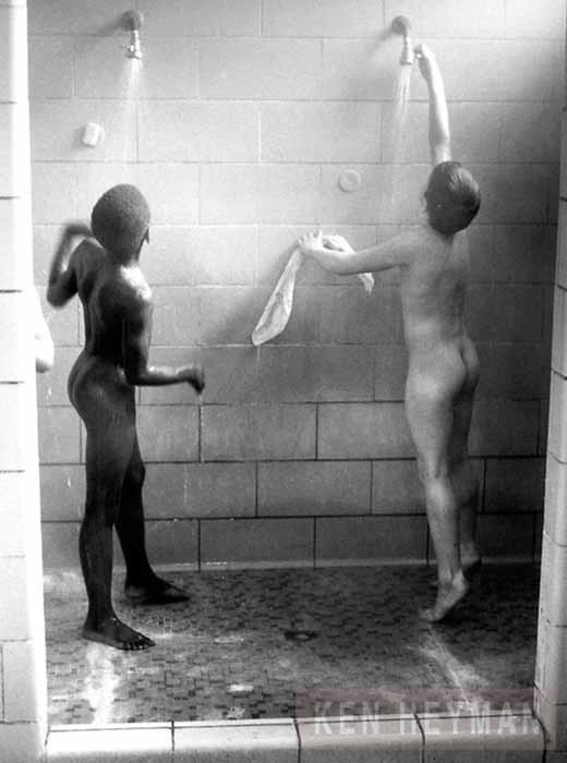 А dormitory for delinquent boys taking a shower (В спальне для провинившихся мальчики принимают душ), New York, USA