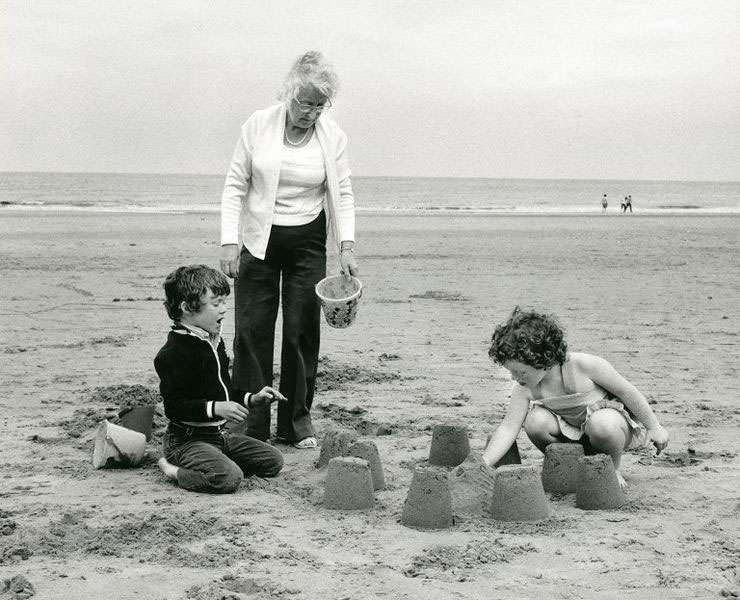 Looking after Grandma (Под присмотром бабушки), 1979