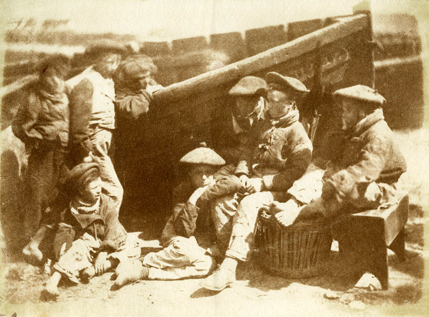 A group fisherboys in front of a boat, Newhaven (Группа мальчиков-рыбаков перед лодкой, Ньюхейвен), 1845