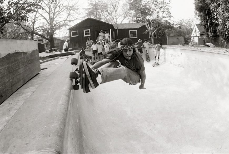 Skating in a backyard pool (Катание в бассейне на заднем дворе), 1976