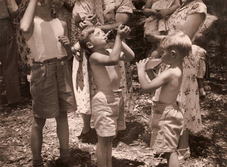 Children in groups and with adults (Дети в группах и со взрослыми), 1925-1953