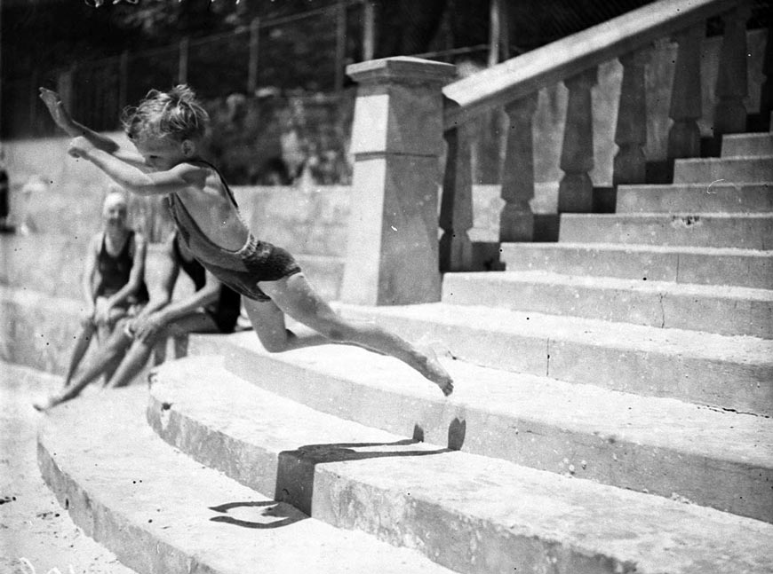 Small boy taking a running dive on the beach (Маленький мальчик на пляже ныряет с разбега), c.1929