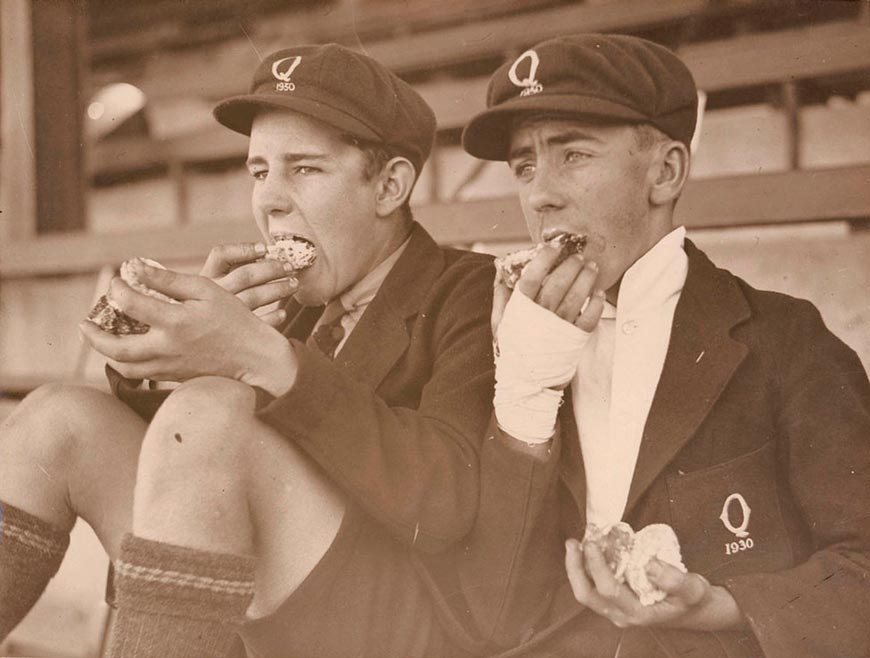 Schoolboy fans eat cake (Школьники-фанаты, поедающие пирожные), 1930s