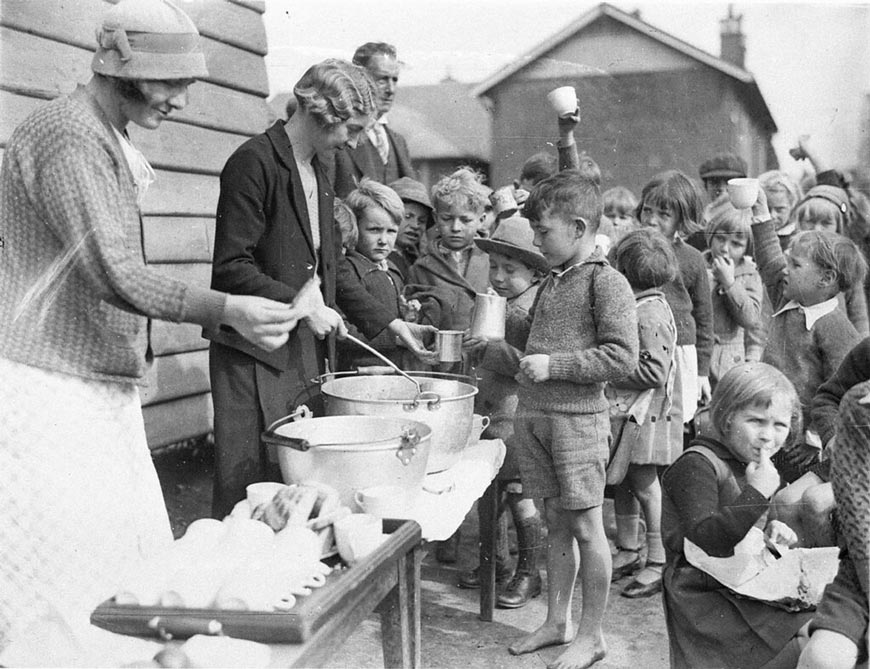 Schoolchildren line up for free issue of soup and a slice of bread in the Depression (Школьники в очереди за бесплатным супом и куском хлеба в Великую депрессию), Aug.1934