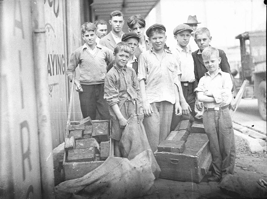 Block boys at St Peters (Местные мальчишки из Сент-Питерса), April 1935