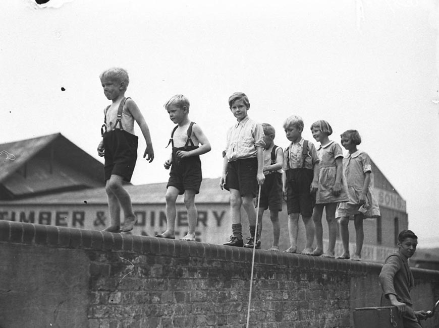 Five small boys and two girls walking along a brick wall (Пять маленьких мальчиков и две девочки идут по кирпичной стене), Jan.1935