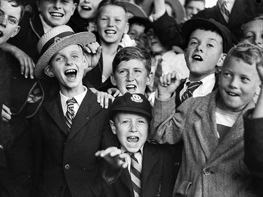 Schoolboys cheering at swimming carnival (Школьники аплодируют на карнавале по плаванию), 1935