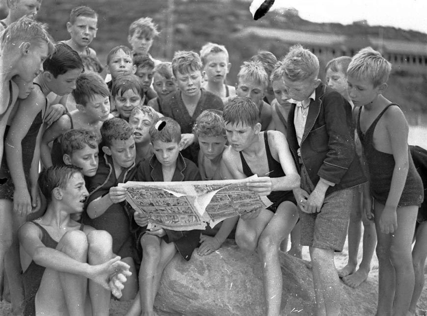 Stewart House boys looking at comics from a Sunday paper (Мальчики из Стюарт Хаус рассматривают комиксы в воскресной газете), 1935