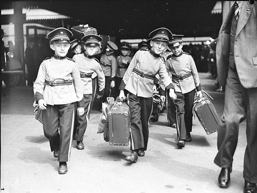 Adelaide Boys' Band Arriving at Central Station (Мальчишеский оркестр Аделаиды на Центральном вокзале), 14 January 1937