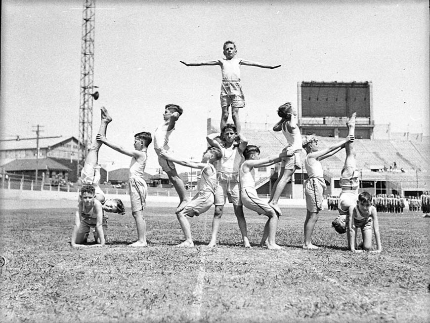 St Patrick's Day sports at Showground (Спортивные состязания в День Святого Патрика на площадке шоу), March 1940