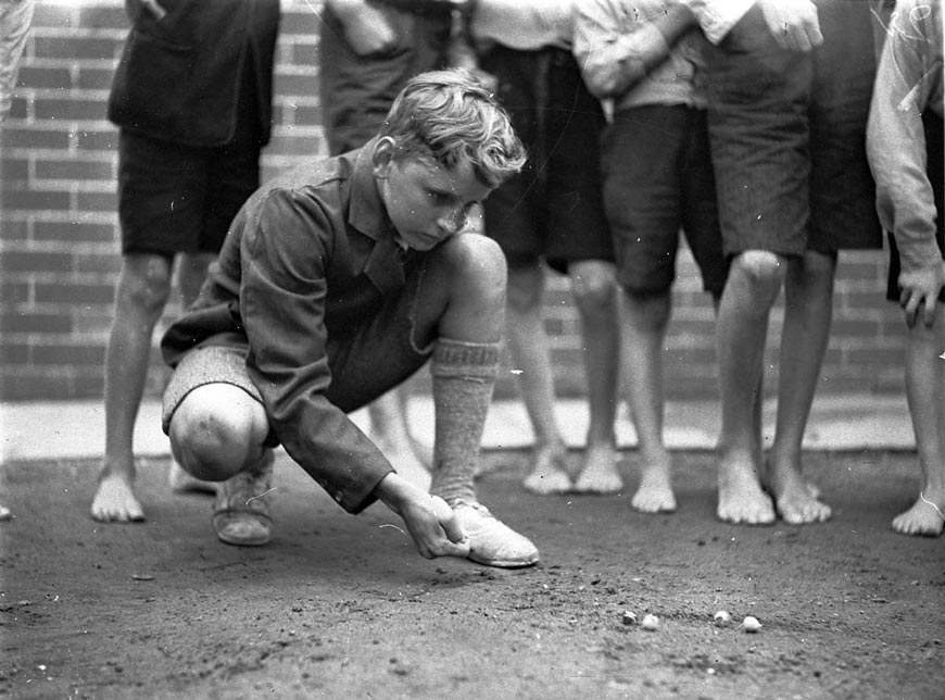 Boys playing marbles (Мальчишки, играющие в марбл)