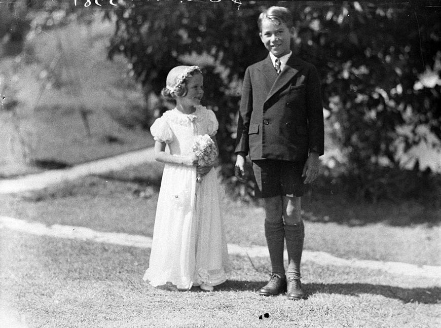 Flower girl and small boy at church (Девочка с цветами и мальчик у церкви), early 1930s