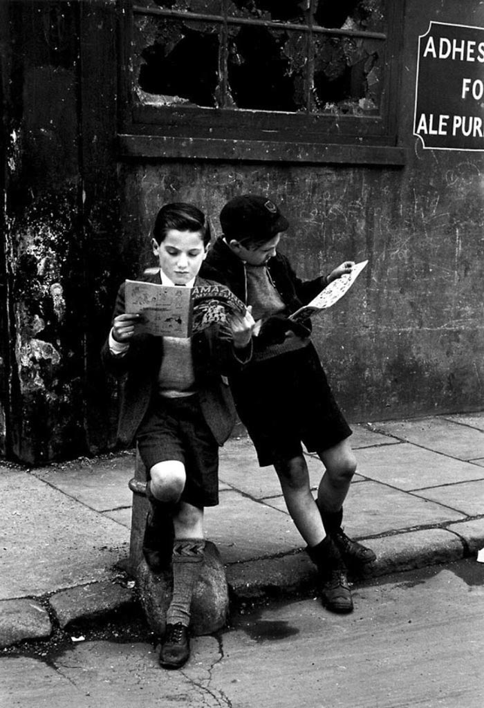 Two boys engrossed in their comic books, outside on the street (Двое мальчиков, увлеченных чтением комиксов, на улице), May 1952