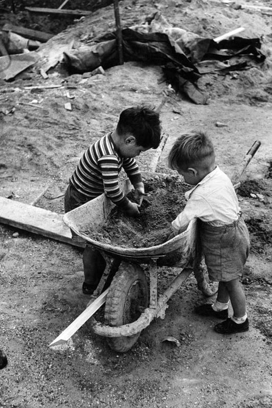 from series CHILDREN ON THE STREETS * из серии ДЕТИ НА УЛИЦАХ (1954)