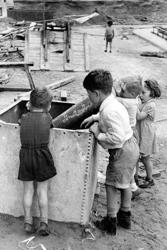 from series CHILDREN ON THE STREETS * из серии ДЕТИ НА УЛИЦАХ (1954)