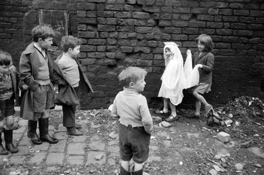 A group of children playing in a slum area (Группа детей, играющая в трущобах), 1956