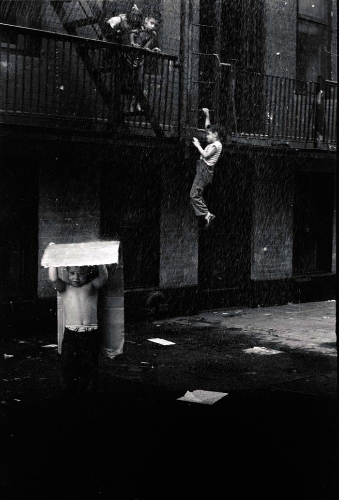 Boys playing on fire escape (Мальчишки, играющие на пожарной лестнице), 1940-1979