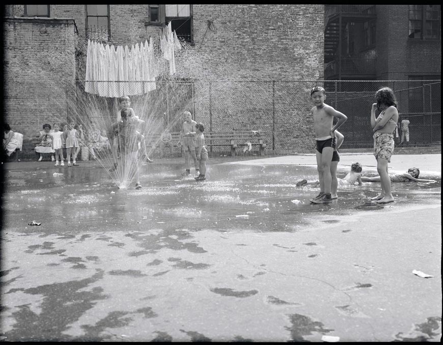 Children playing in a sprinkler (Дети играют в разбрызгивателе), 1940-1979