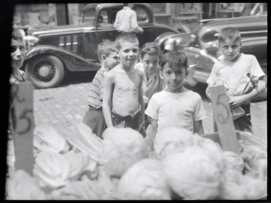 Children with cabbage vendor (Дети с продавцом капусты), 1940-1979