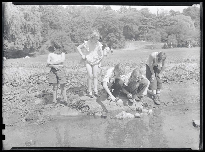 Children playing near water (Дети играют возле воды), 1940-1979