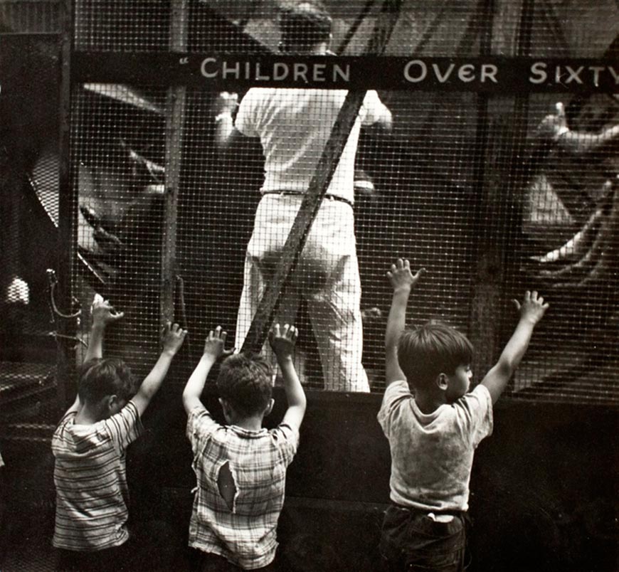 Untitled / Three young boys at the fence of a carnival ride (Без названия / Трое мальчиков у ограды карнавального аттракциона)