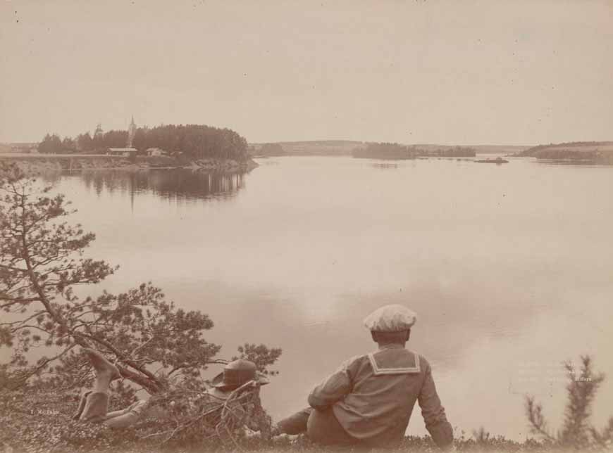 Kaksi poikaa katselee järvimaisemaa Oulujoen rannalla (Два мальчика смотрят на озеро у реки Оулу), 1895