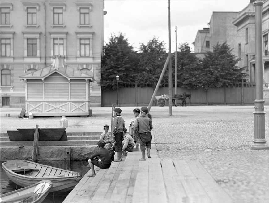 Boys at Hietalahti harbour (Мальчики в гавани Хиеталахти), 1908