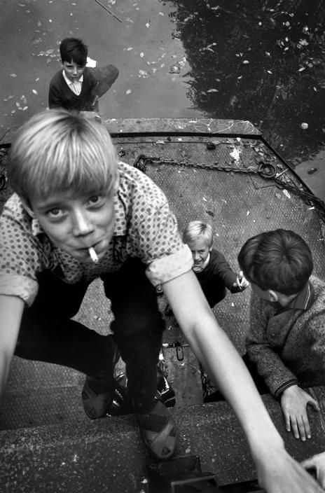 Kids smoking at a canal (Дети, курящие у канала), 1966