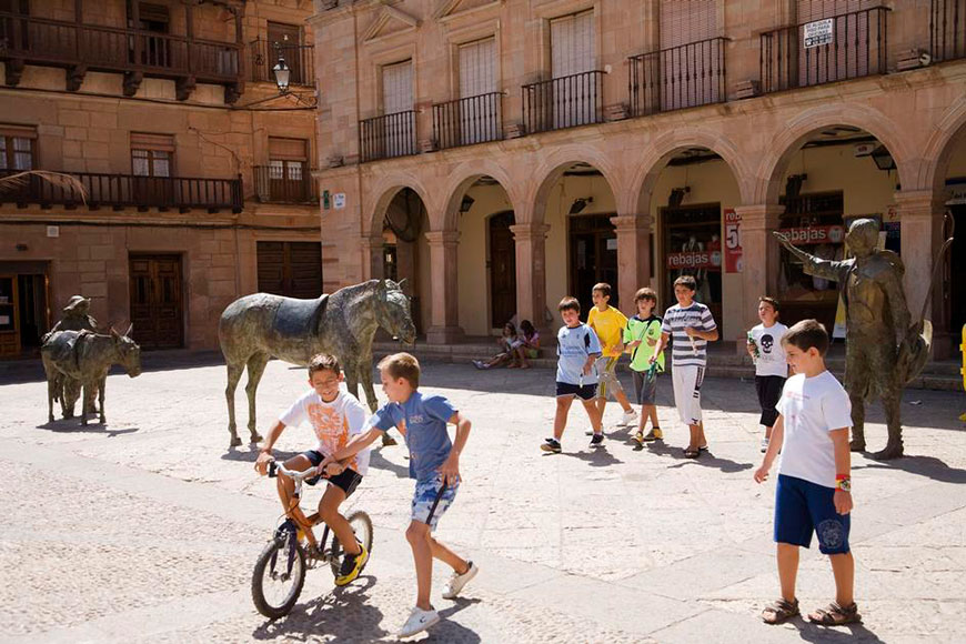 Sancho Panza, Rosinante, Don Quixote, and some local boys. Plaza Mayor (Санчо Панса, Росинант, Дон Кихот и несколько местных мальчишек. Плаза Майор), 2008