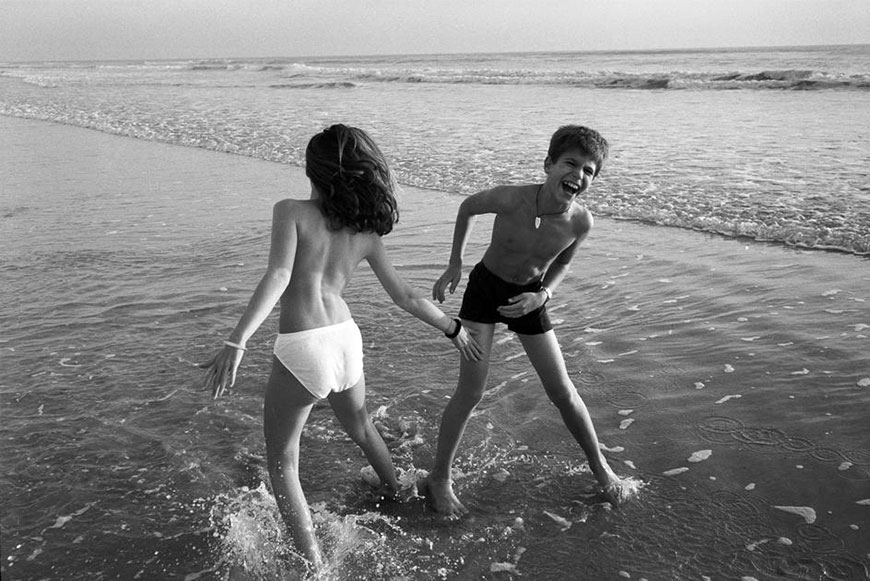 Brother and sister playing on the beach (Брат и сестра играют на берегу океана), 2001