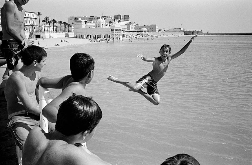 Boy diving into the water at the Playa de la Caleta beach (Мальчик ныряет в воду на пляже Плайя де ла Калета), 2005