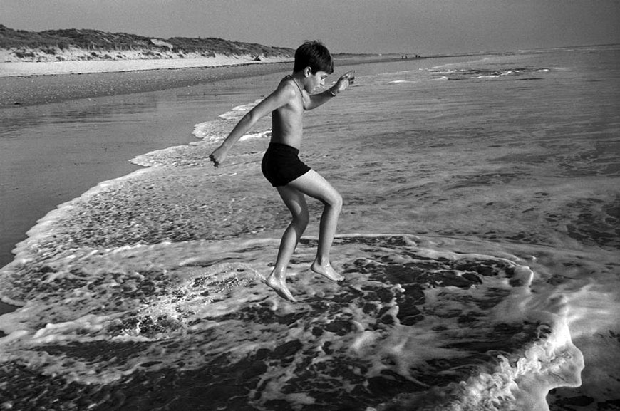 Boy playing in the waves on the beach (Мальчик играет в волнах на берегу океана), 2001