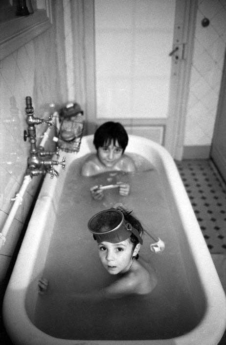 Textile industry family. Boy in bath (Семья работников текстильной промышленности. Мальчишки принимают ванну), 1980s