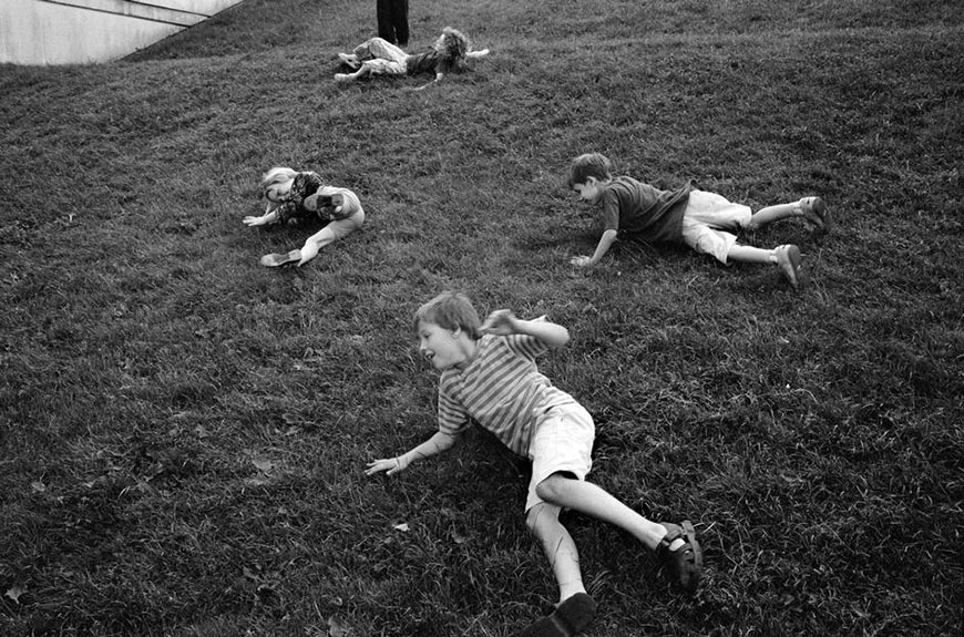 Children rolling down a hill in the Bercy park (Дети скатываются с горы в парке Берси), 2003