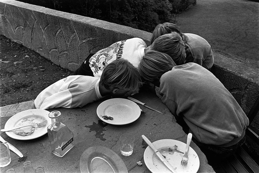 Boys sharing a dirty joke (Мальчишки делятся между собой грязной шуткой), 1988