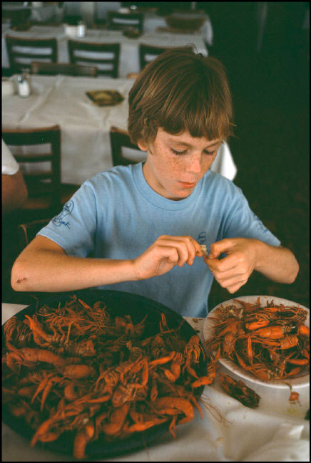 Eating crawfish at Pat's Waterfront restaurant (Поедание раков в ресторане Пэтс Ватерфронт), 1983