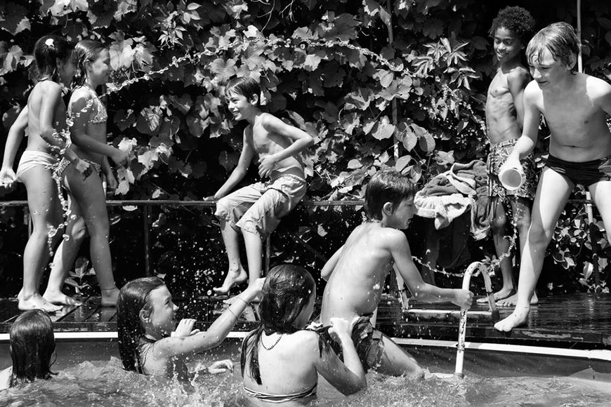 Garden party at the swimming pool. The boys against the girls (Садовая вечеринка в басссейне. Мальчишки против девчонок), 2011