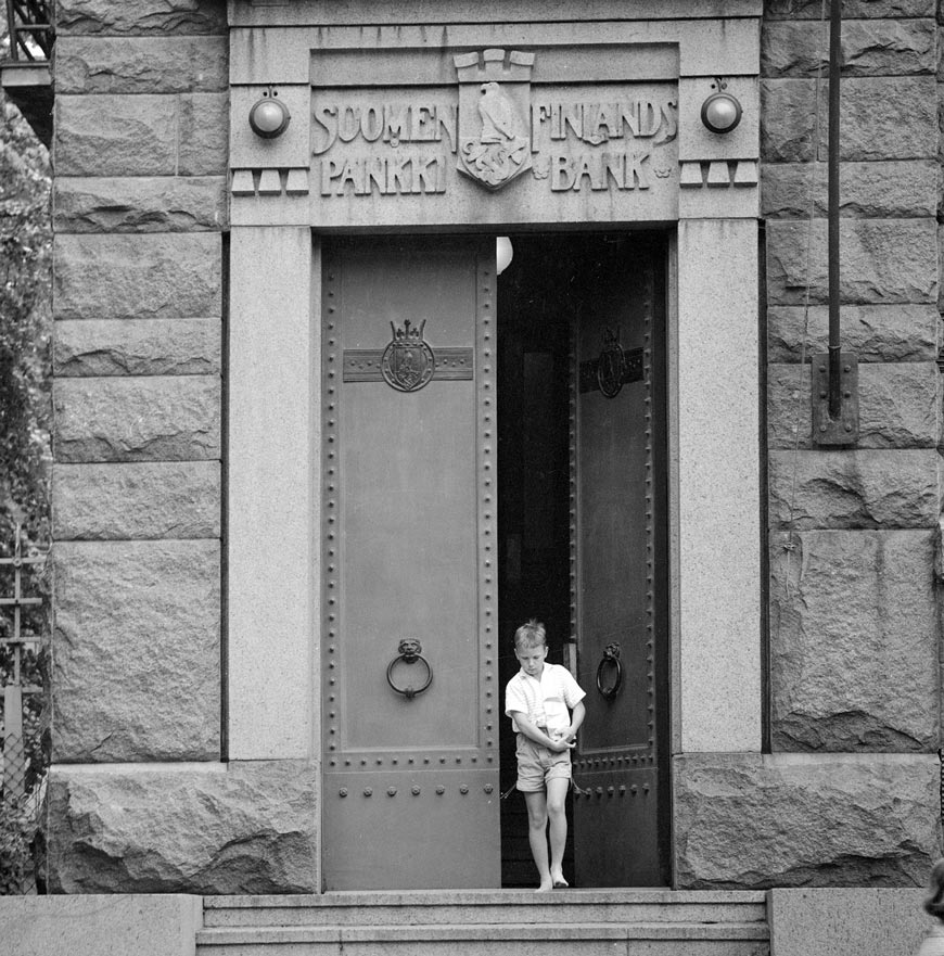 Paljasjalkainen poika Suomen pankin sisäänkäynnillä (Босоногий мальчик у входа в Банк Финляндии), 1957-1961