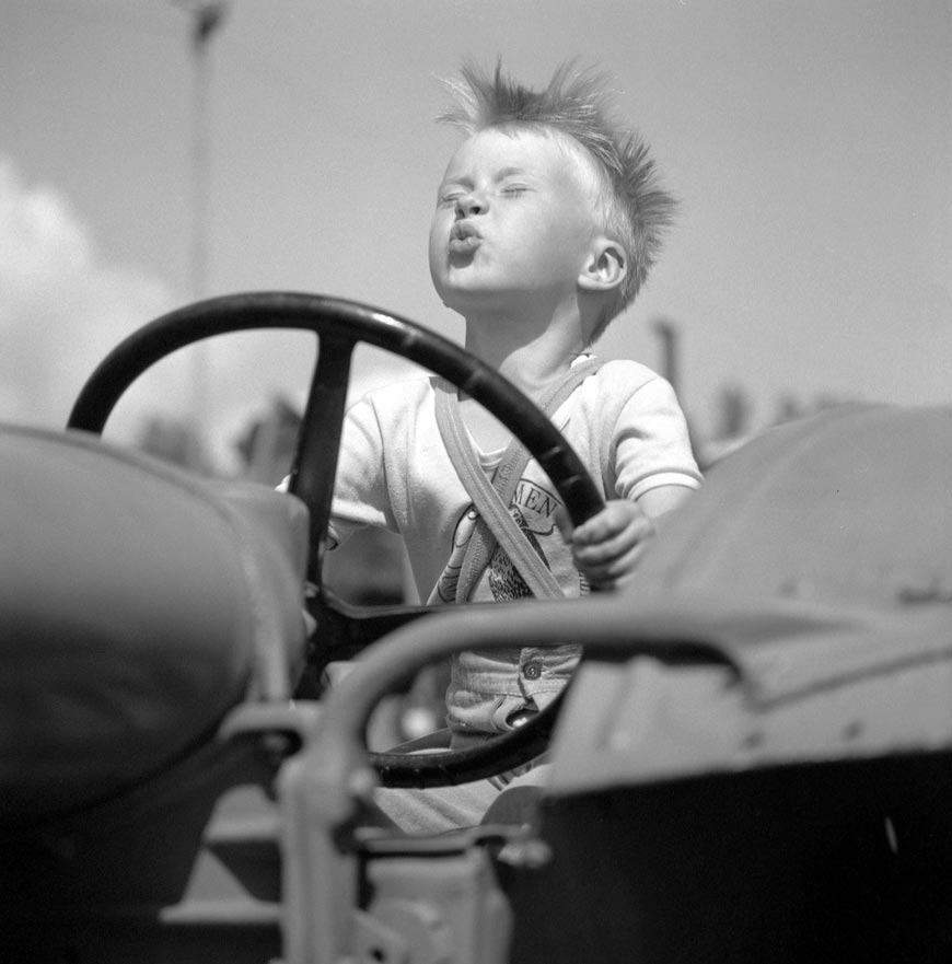 Pieni poika istuu traktorin ohjaamossa (Маленький мальчик, сидящий в кабине трактора), 1957-1961