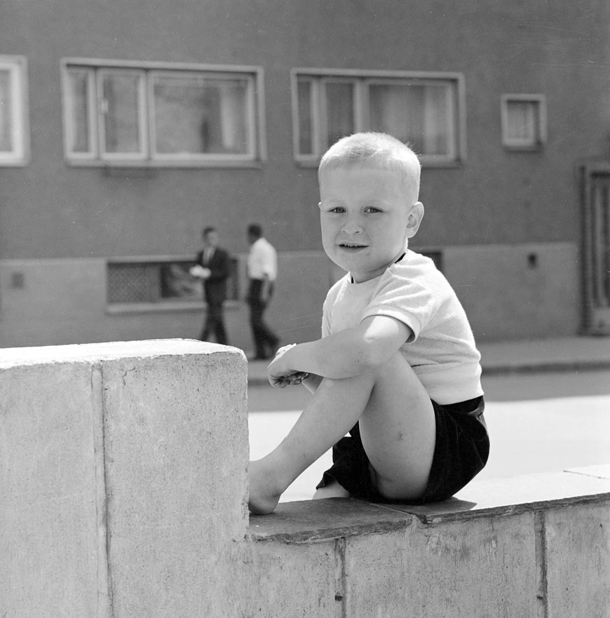 Poika istuskelee betoniaidalla (Мальчик, сидящий на бетонном заборе), 1957-1961