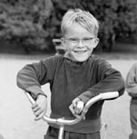 Мальчик и велосипед