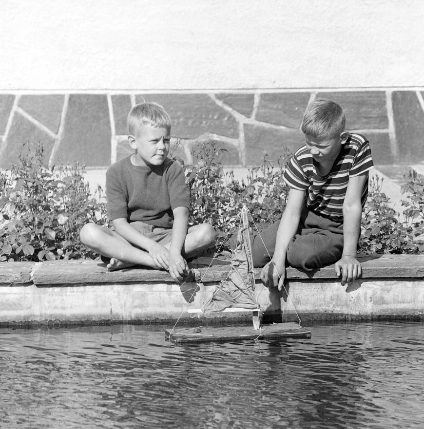 Pojat uittavat laivaa vesialtaassa (Мальчики, запускающие кораблик по воде), 1957-1961