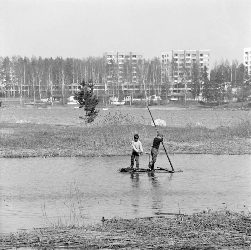 Pojat melovat itse rakennetulla lautalla Otsolahdella Tapiolassa, takana Itärannan rakennuksia (Мальчики, плывущие на самодельном плоту в бухте Отсолахти в Тапиоле, на фоне зданий Итаранты), 1967